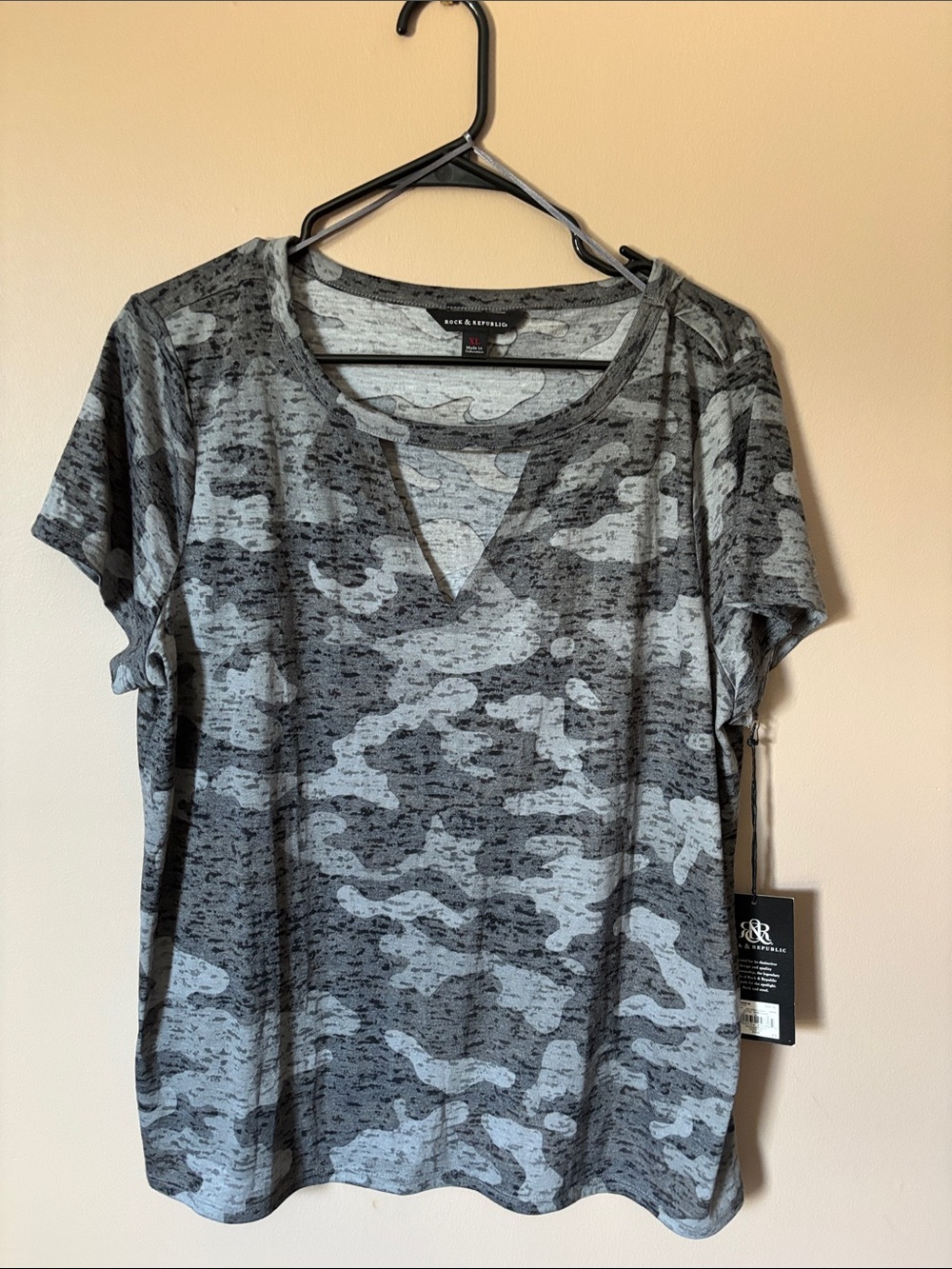 Rock & Republic Gray Camo Short Sleeve Top